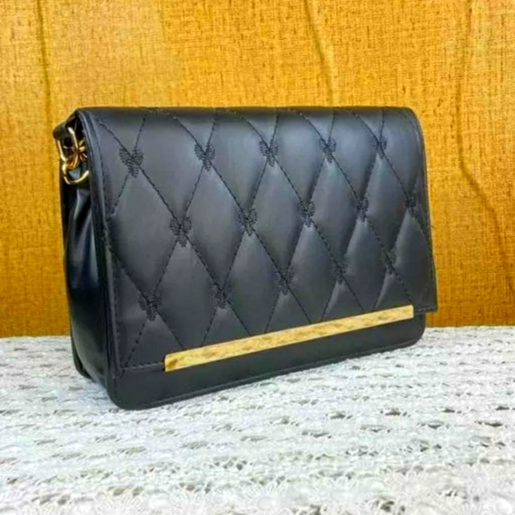 beyond trends Handbags - Stylish chain box sling bag for women and girls.